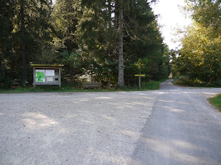 Kreuzung zwischen Via Julia und Rad-/Fußweg von Maxhof/München-Fürstenried im Forstenrieder Park Kreuzung zwischen Via Julia und Rad-/Fußweg von Maxhof/München-Fürstenried im Forstenrieder Park