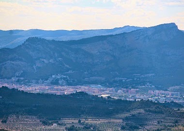 Alcoi i el Barranc del Cint, des del Frares de Serrella