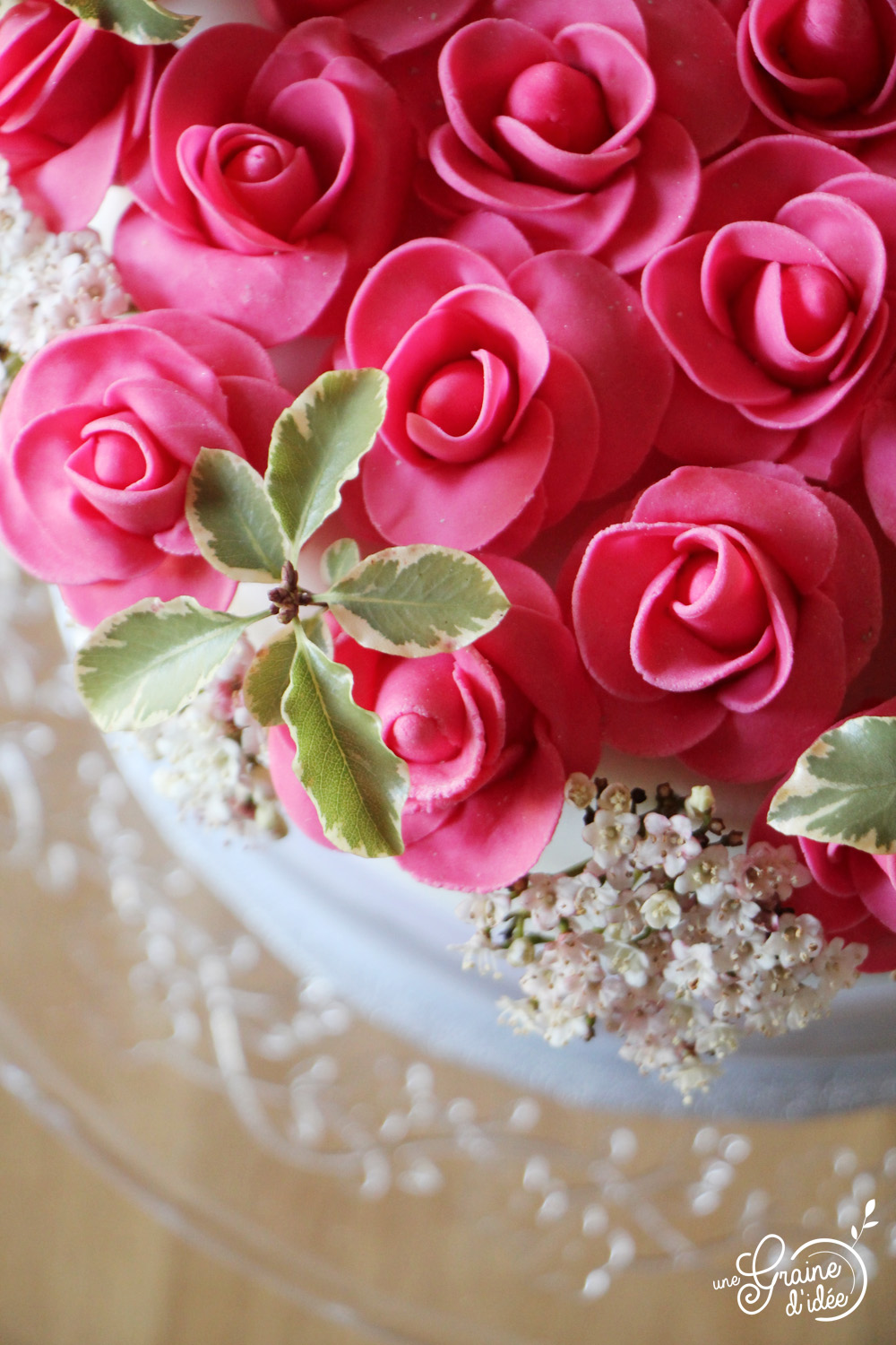 Gâteau Avec Glaçure Rose Belles Fleurs Et Argent Comestible Comme