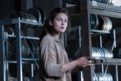 Image of Alexa Davalos in The Man in the High Castle Season 2 (2)