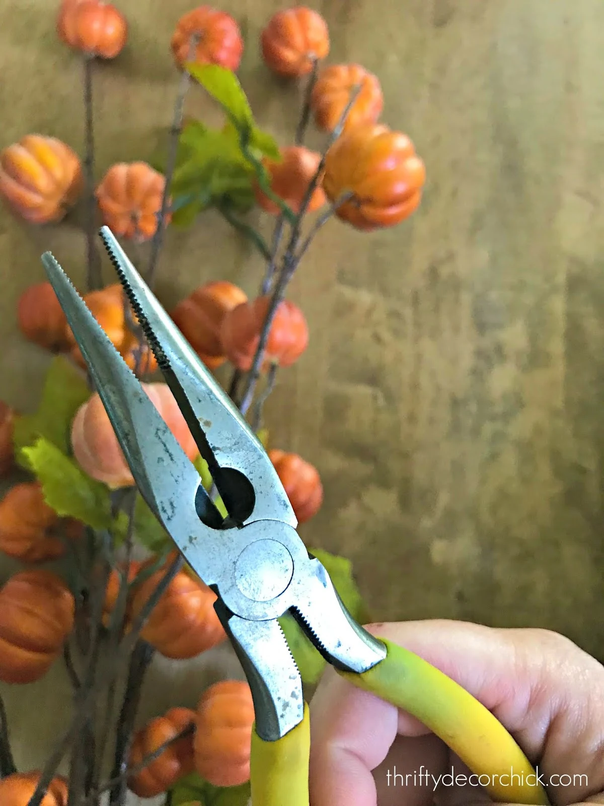 Pliers for cutting down fake flowers