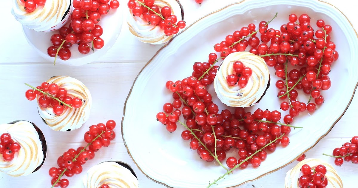 Süß-sauer: Schoko-Johannisbeer-Cupcakes mit Baiserhaube