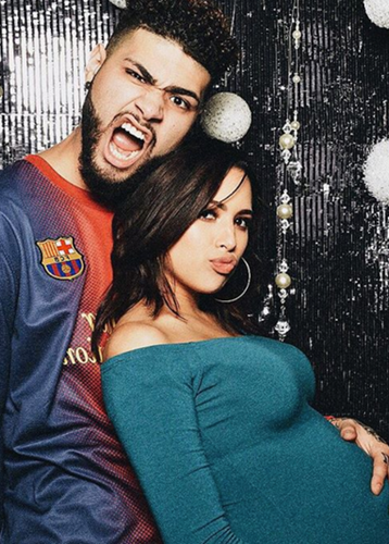 Jasmine Villegas Foto de Jasmine Villegas con su pareja en sesión