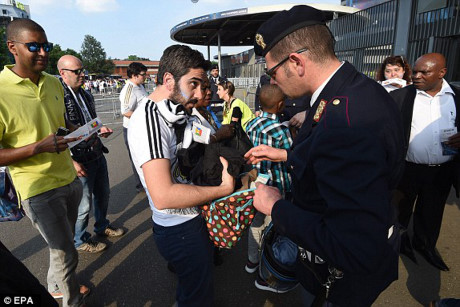 Real vs Atletico (1-0, h2): Griezmann da hong penalty - Anh 8