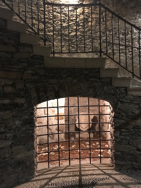 イゾラベッラ（ベッラ島）の宮殿内　螺旋階段でグロットから上階へ