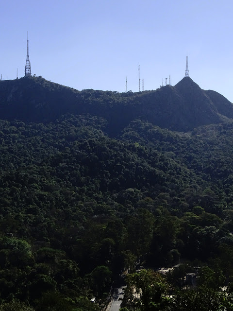 Os picos do Jaraguá e do Papagaio vistos a partir da rua Bela Vista do Ivaí