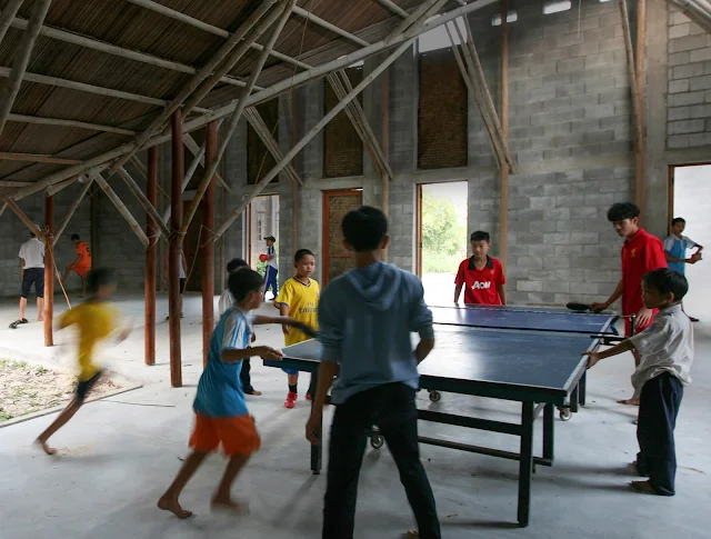 Rumah kebun unik dari botol bekas dan bambu