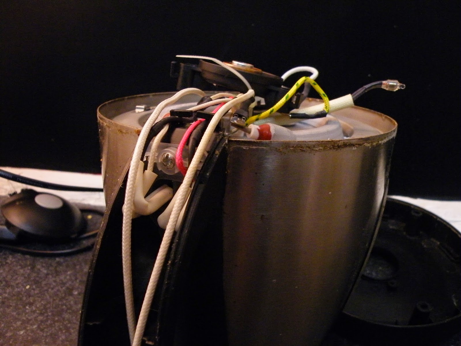 Stuff Deconstructed Disassembly of a cheap cordless kettle from Kmart