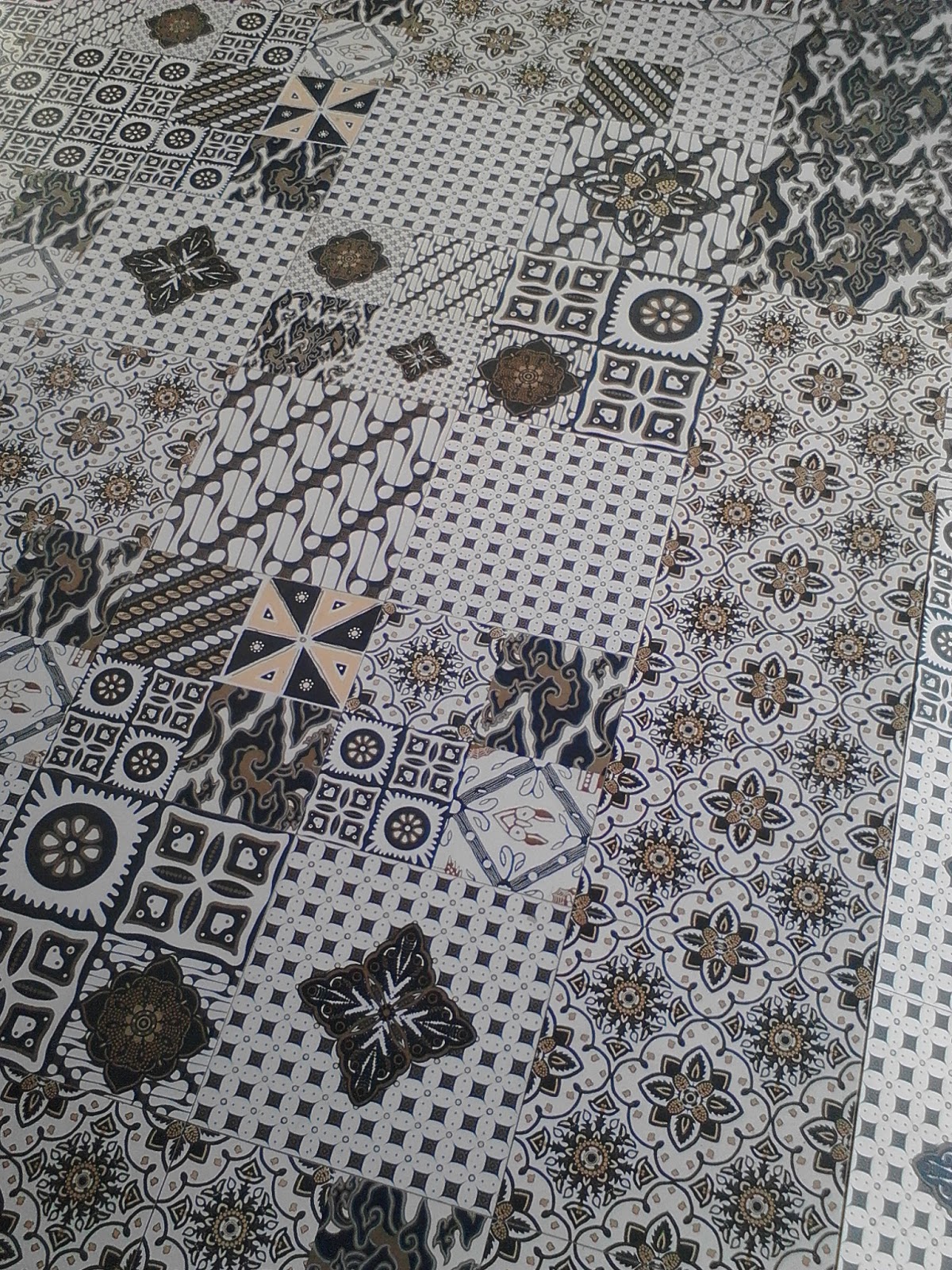 Unik Dan Cantik Lantai Gedung Di Salah Satu Pusat Perbelanjaan Di batik batik khas cirebon batik trusmi