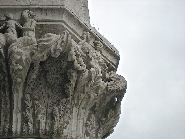 Venise Palais des Doges : chapiteau sculpté septième colonne en partant du coin du palais