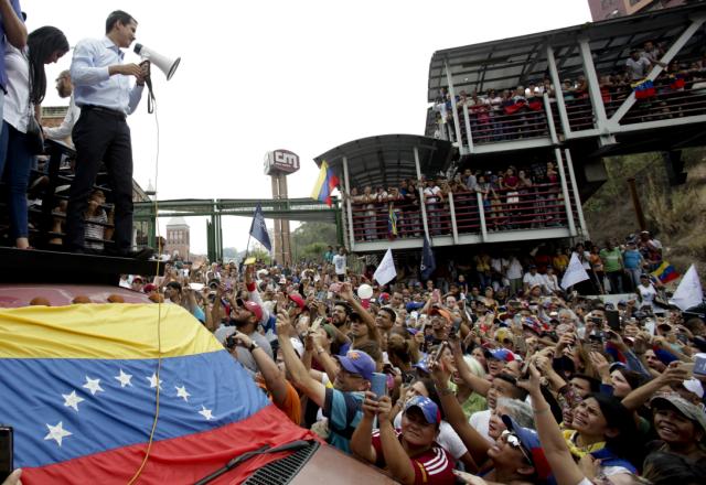 Facciones rivales se lanzan a las calles en Venezuela