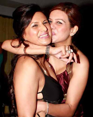 Hot Aunties Kissing Photos | HOT MALLU AUNTIES