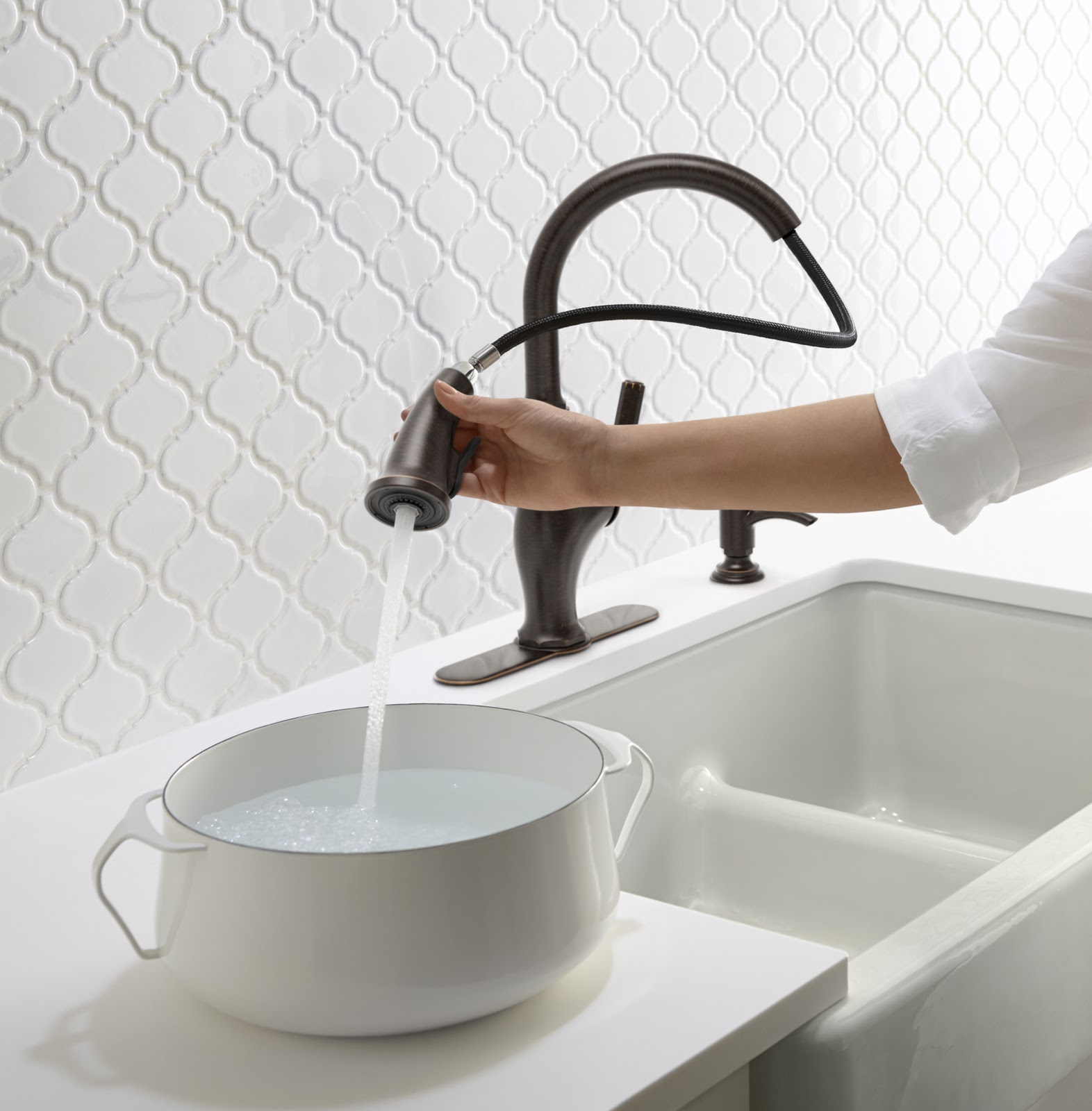 How to Choose the Perfect Kitchen Faucet Remodelando la Casa