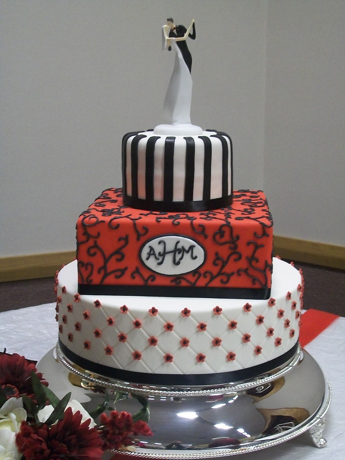 Cakes by Maria!: Red, black and white!