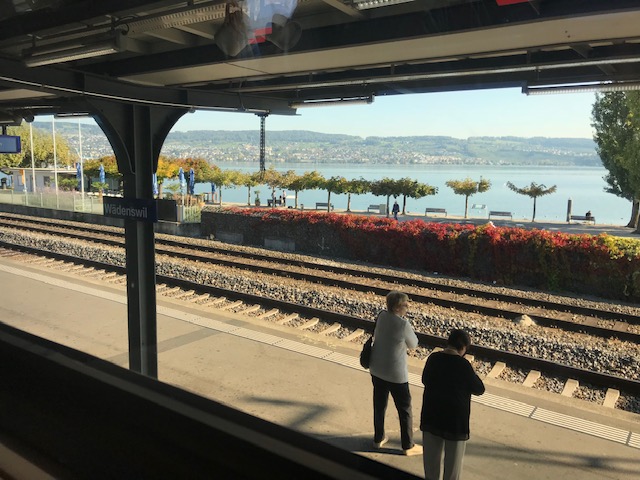 スイス鉄道の車窓から見たスイスの風景　湖のそばの駅