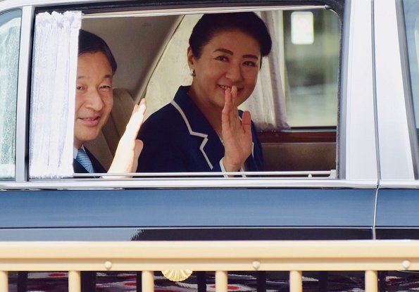 Empress Masako wore a navy blue blazer with white border