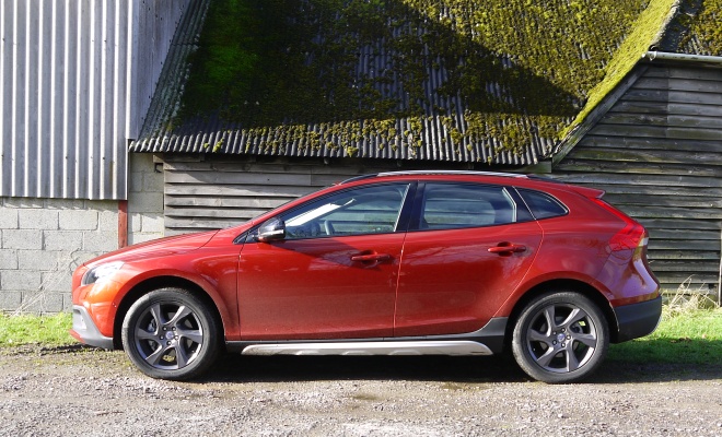 Volvo V40 Cross Country D2 side view