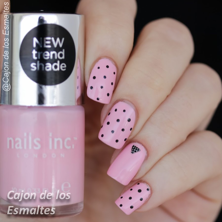 Uñas con lunares y tachas - Polka dots