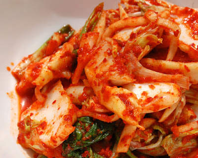 Sejarah Makanan Kimchi Korea   Sejarah Makanan Kimchi Korea     Kimchi koreaSejarah Kimchi sebagai makanan khas Korea ternyata sangat unik. Kimchi juga merupakan salah satu makanan khas Korea yang sudah mendunia. Kimchi Korea memiliki bahan dasar sayuran yang memiliki serat tinggi dan juga rendah kalori. Keberadaan Kimchi di Korea ini tidak terjadi secara instan. Korea memiliki sejarah Kimchi yang panjang sampai akhirnya Kimchi ini dikenal sebagai makanan khas Korea. Walaupun sebagian orang Korea kadang membuat kimchi secara instan karena lebih mudah dan praktis, Kimchi Korea masih bisa dinikmati dan mudah ditemukan di setiap restoran Korea.  Bumbu Kimchi   Kimchi Korea ini memiliki sejarah yang bermula pada kebutuhan orang – orang zaman pra sejarah yang menggunakan garam sebagai bahan pengawet. Garam ini digunakan sebagai pengawet makanan yang akan dimakan pada saat musim dingin yang sudah disiapkan dari sejak musim gugur. Karena pada musim dingin jenis sayuran yang tumbuh di korea ini sangat terbatas, maka tercetuslah ide untuk mengawetkan makanan. Pada awalnya Kimchi Korea ini diawetkan dengan garam, namun kemudian terbentuklah inovasi dari berbagai macam bumbu untuk mengawetkan Kimchi Korea selain garam, antara lain asinan seafood, daging dan juga cabe merah.  Ada tradisi Korea yang bernama Kimjang, ini merupakan hari dimana