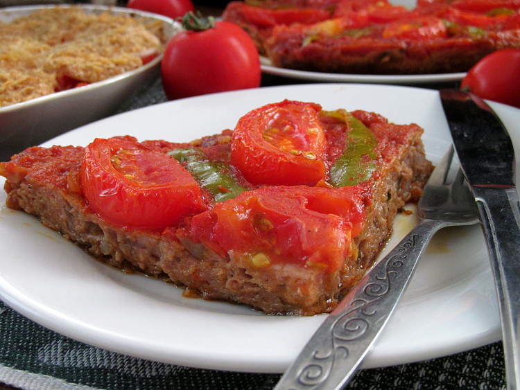 тепси. турецкая кухня. тепси блюдо. турецкое блюдо тарелка. тепси кебаб по турецки.