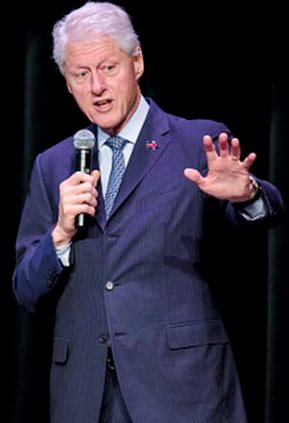 Bill Clinton Foto de Bill Clinton hablando con micrófono