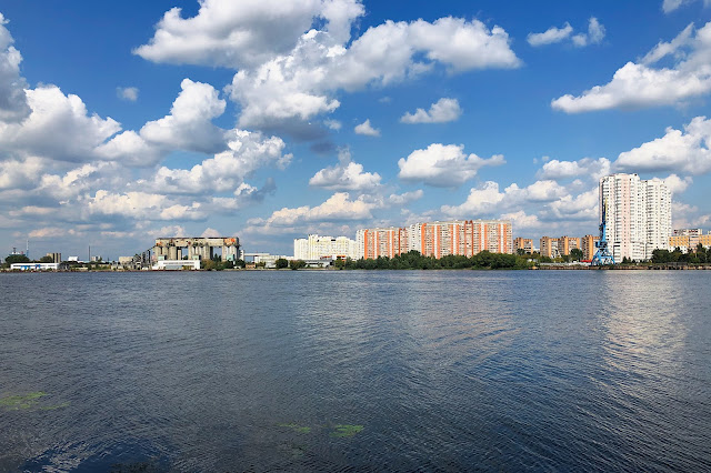 Коломенская набережная, Москва-река, вид на районы Южный Порт / Печатники