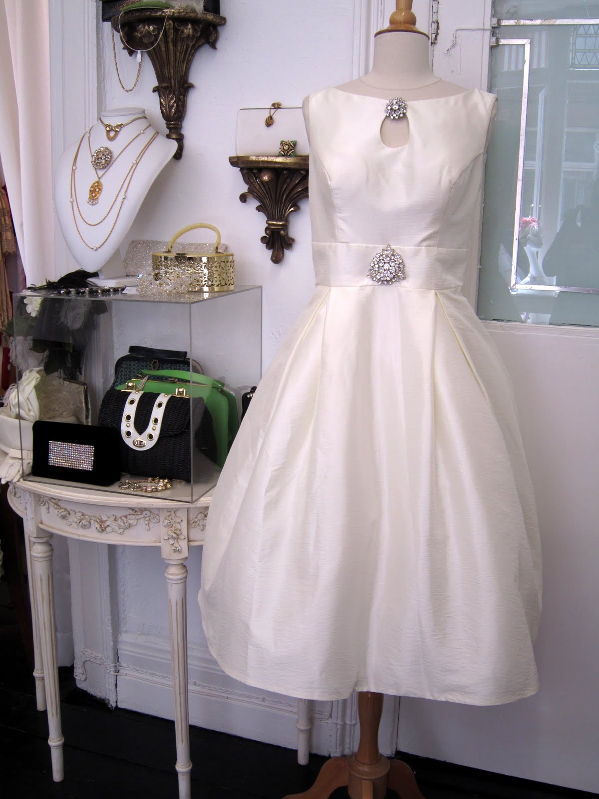 http://2.bp.blogspot.com/-dFyAjQ83ouE/TgnY24airgI/AAAAAAAACaU/hemOUlp7hC8/s1600/1950s+style+silk+ivory+prom+dress.jpg