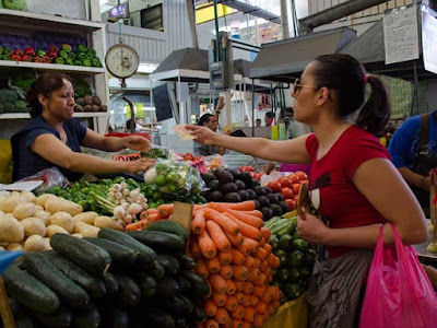 Inflación rompe pronósticos y se ubica en 4.9% en octubre