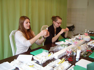 S4200128 Frau Rosenfräulein Mit Rosen Delikat Essen https://rosenprodukte.com zucker rosen