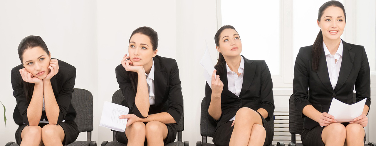 Levantar La Cabeza Y Proyectar La Barbilla Hacia Adelante