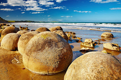 Bolas redondas de piedra en la Isla del Sur, Nueva Zelanda. - Famous Moeraki Boulders, South Island, New Zealand.