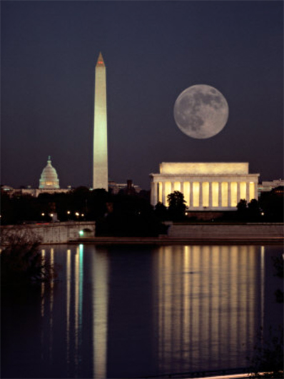 Moonrise over the Lincoln Memorial