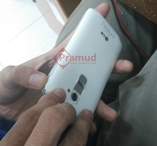 cara melepas backdoor atau tutp baterai LG G2 indonesia
