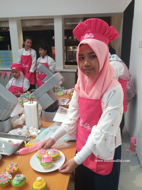 teteh rafa shahira selesai membuat es teler cupcakes masak bersama barbie resep chef stella lowis nurul sufitri blogger almond zucchini cooking studio