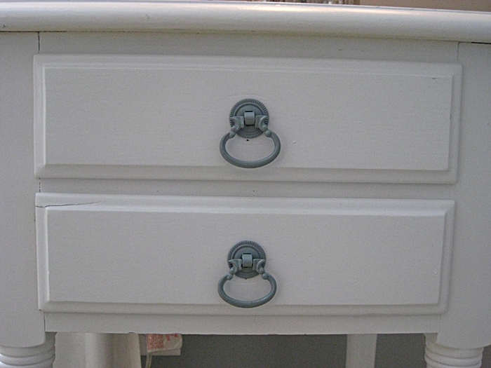 Eat. Sleep. Decorate.: DIY-Side Table Makeover