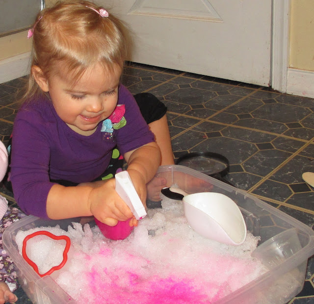 25 AWESOME ways to play with snow indoors!  Such great ideas!!  #winteractivitiesforkids #snowplayideas #snowplayrecipes 