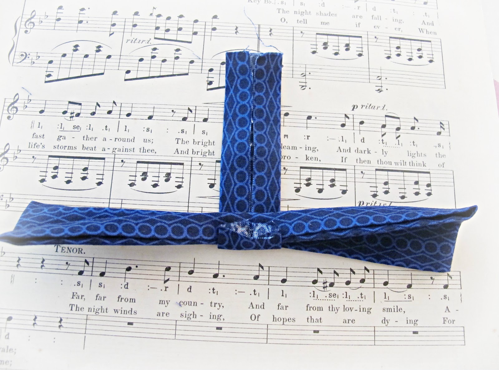 Two Cheeky Monkeys How to Make a Fabric Bow a No Sew Technique