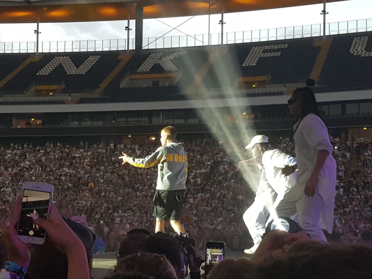 Essence Beauty Beats Girls On Tour Mit Justin Bieber