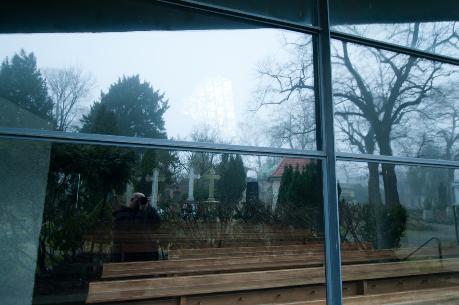 Schneekunst Zwischen Friedhofsgrabern