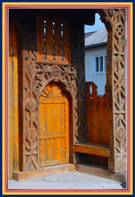 Puerta de entrada tradicional en Berbesti