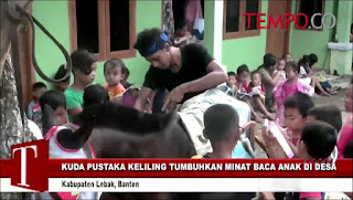 Segarnya udara di Indonesia terlihat sangat berfalsafah. Tiap 3 kali seminggu, Pak Asep Mayadi, 27, biasa menjajakan ratusan buku bacaan GRATIS di sejumlah sekolah yang kebetulan dekat dengan tempat tinggalnya, Kecamatan Rangkasbitung, Kabupaten Lebak, Banten.