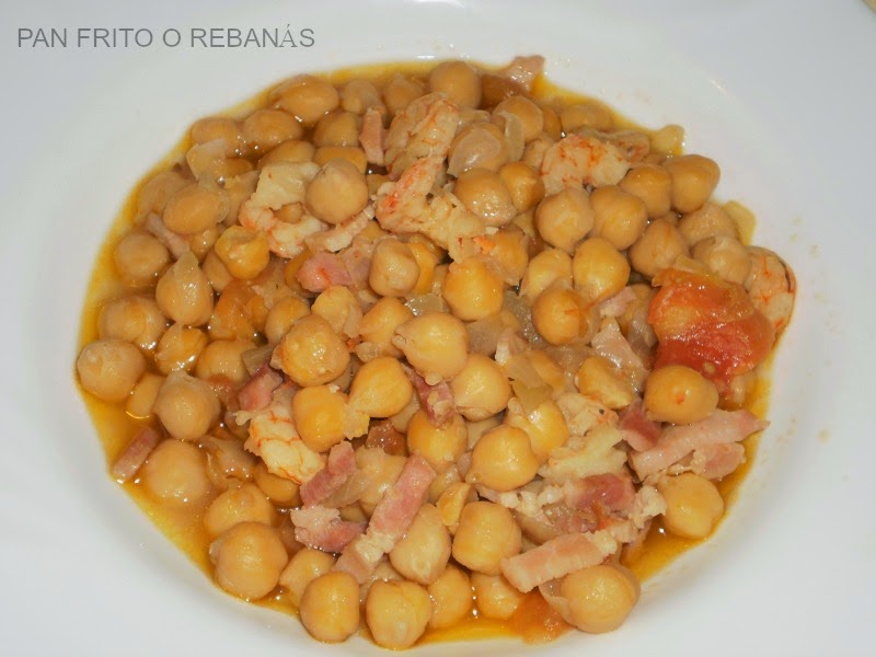 PAN FRITO O REBANÁS GARBANZOS FRITOS CON BACÓN Y GAMBAS