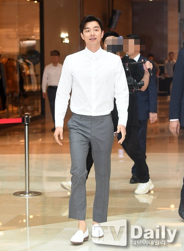 Gong Yoo shows off his dapper looks at a design event
