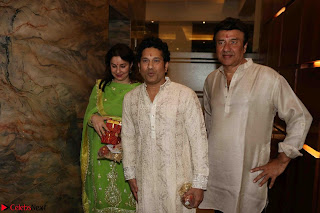 Sachin Tendulkar with his wife at Mata ka Jagrata hosted by Anu Malik 01