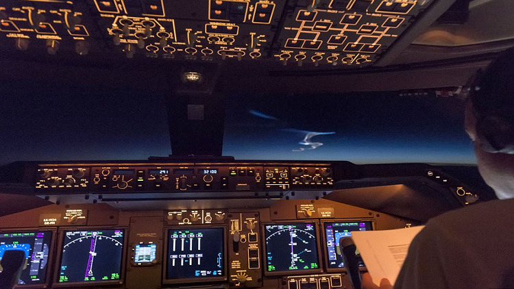 طيار يرصد حدثا فريدا من نوعه في السماء 