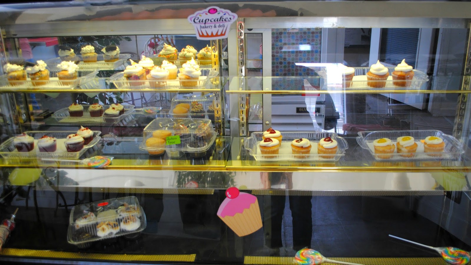 Fizzy Party Cupcake Review Cupcake's Bakery and Deli