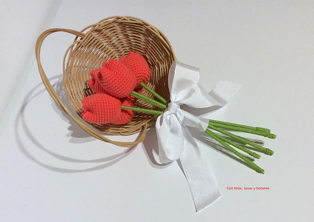 Con hilos, lanas y botones: tulipanes de crochet