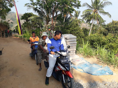 WARGA RELAKAN MOTOR PRIBADI BUAT ANGKUT SEMEN WARGA RELAKAN MOTOR PRIBADI BUAT ANGKUT SEMEN