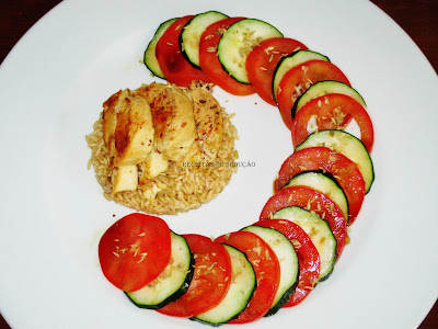 Peito de Frango com Especiarias e Salada Mista