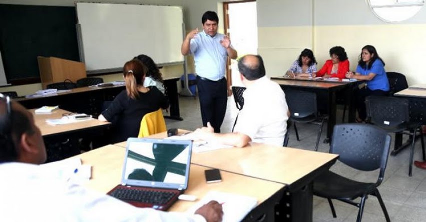 MINEDU capacita a 60 mil docentes y directores sobre el Currículo Nacional - www.minedu.gob.pe MINEDU capacita a 60 mil docentes y directores sobre el Currículo Nacional - www.minedu.gob.pe